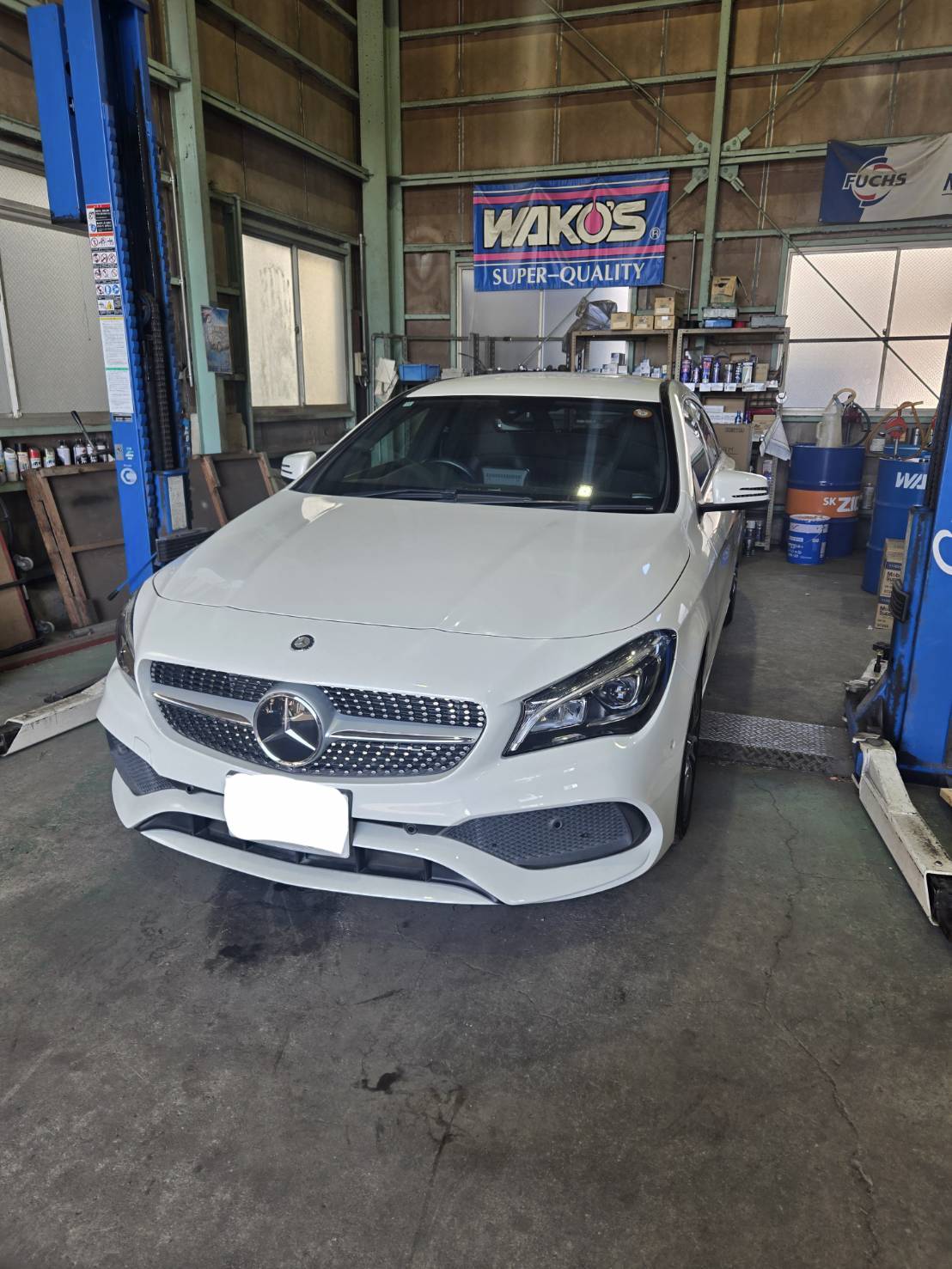 ベンツCLAのリフトアップ点検